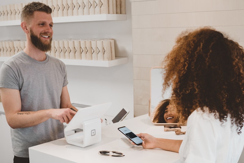 Persona joven y sana calculando su ahorro
