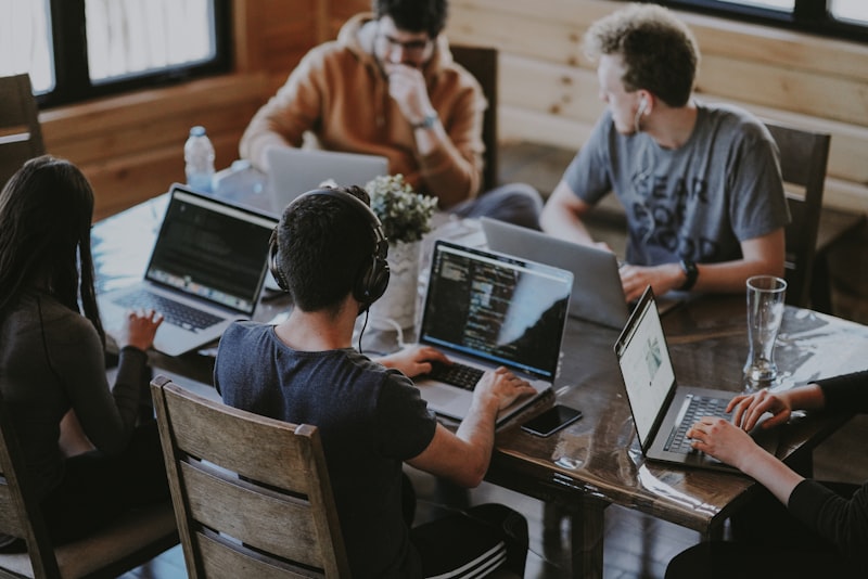 Equipo de trabajo en una empresa felices y motivados