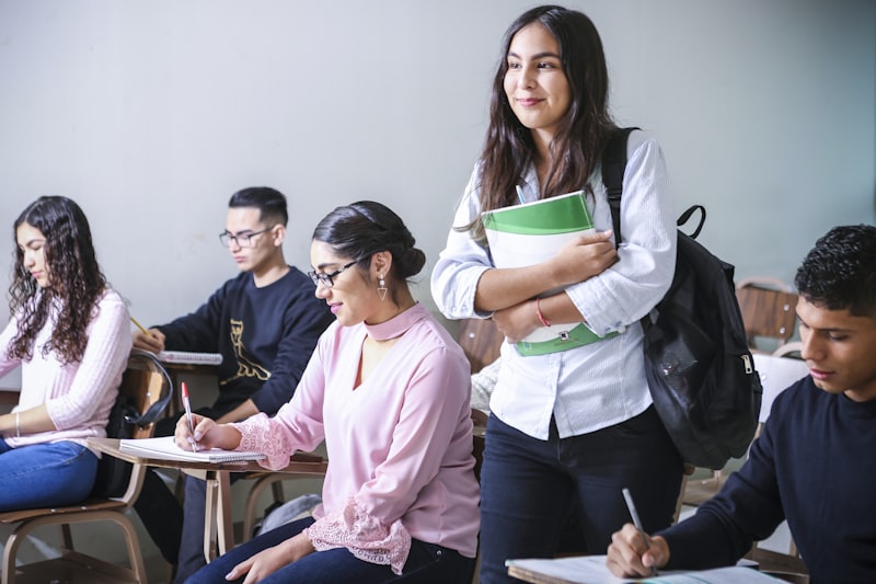 Estudiante internacional feliz en un campus universitario